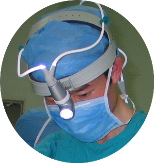 楊斌簡介照片1 聚精會神手術(shù)中.jpg