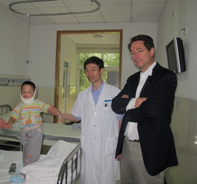 楊斌簡介照片4 楊斌-Arnaud教授訪問整形醫(yī)院-2012.jpg