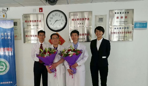 楊斌簡介照片5 楊斌博導(dǎo)-研究生畢業(yè).jpg