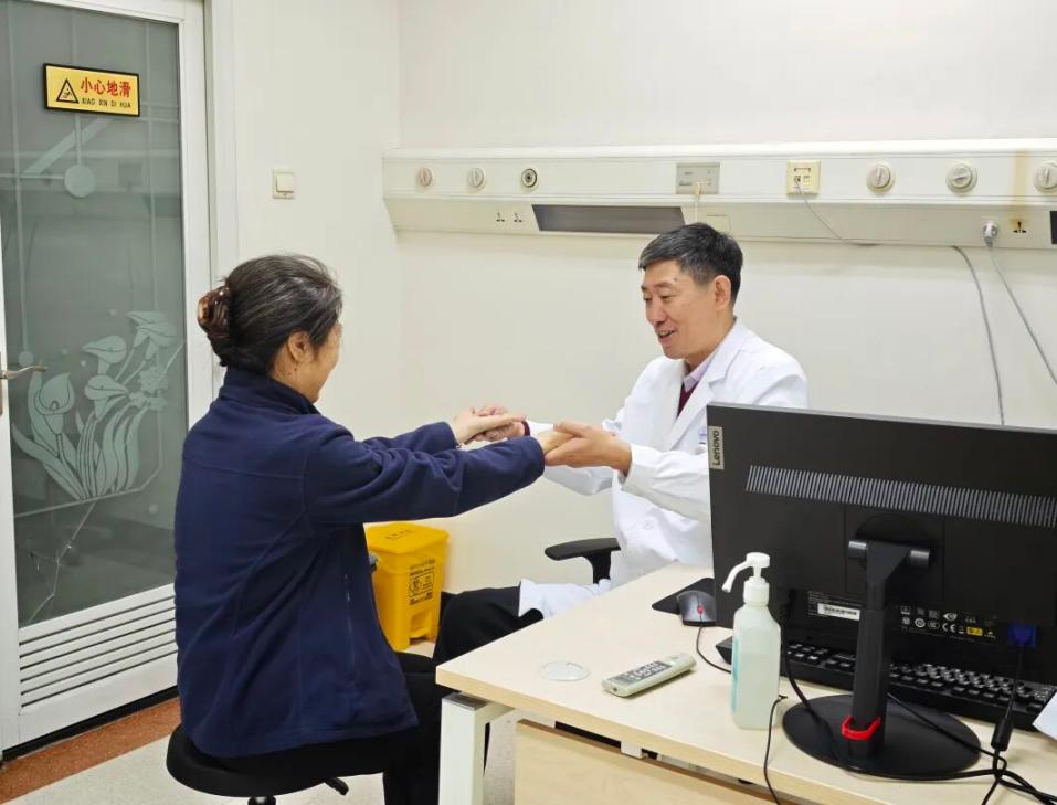 我院神經(jīng)內(nèi)科為退休職工進行健康義診活動
